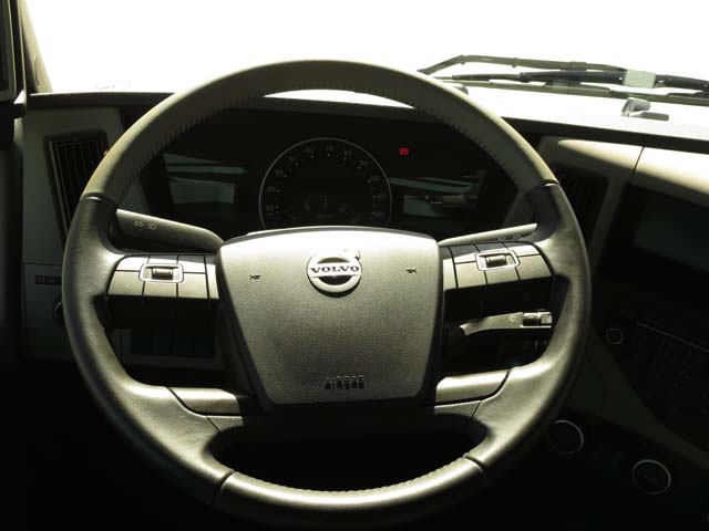 El volante incluye un teclado para el control de las principales funciones y es idéntico al de los Volvo FH.